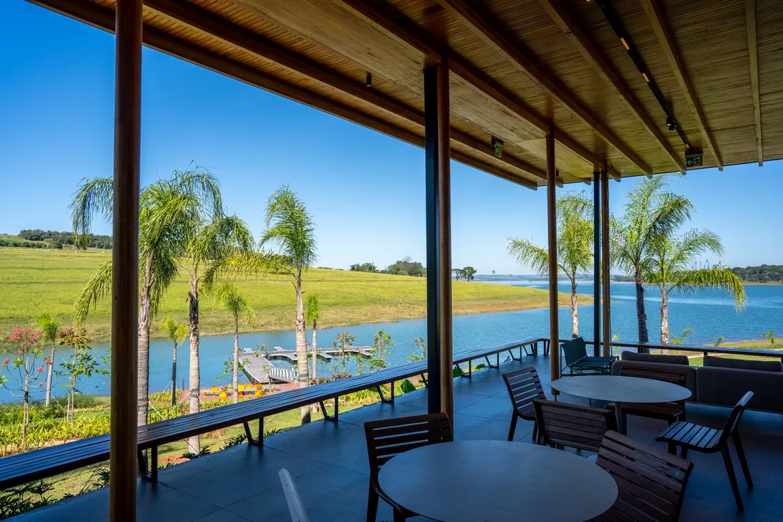 Varanda do clube com vista para a marina e a represa