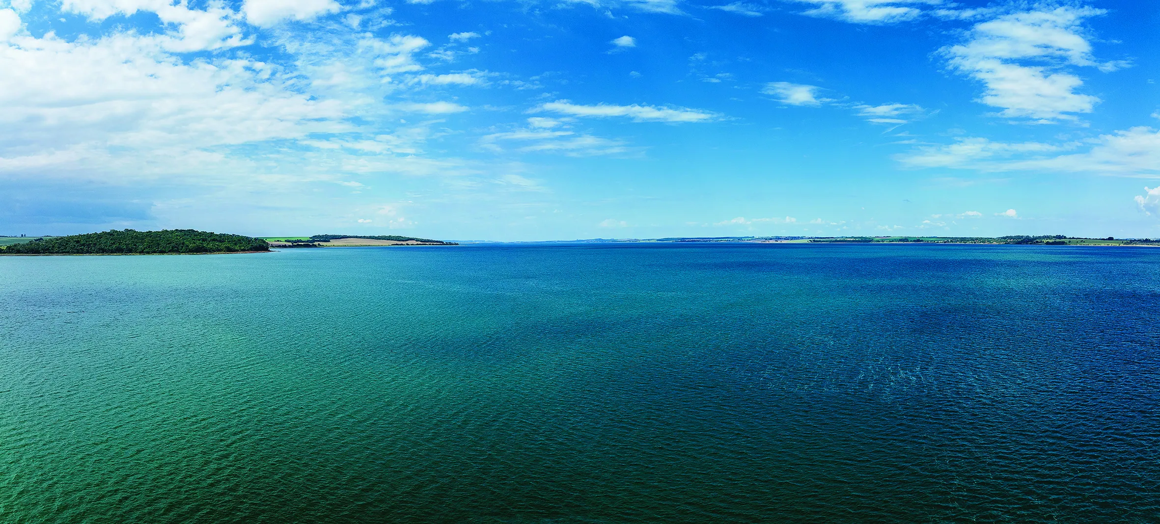 Panorâmica da represa de Jurumirim, água verde até o horizonte
